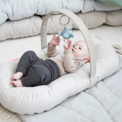 Done by Deer Cozy Loungers>Cozy lounger m/aktivitetsbue - Raffi - Sand